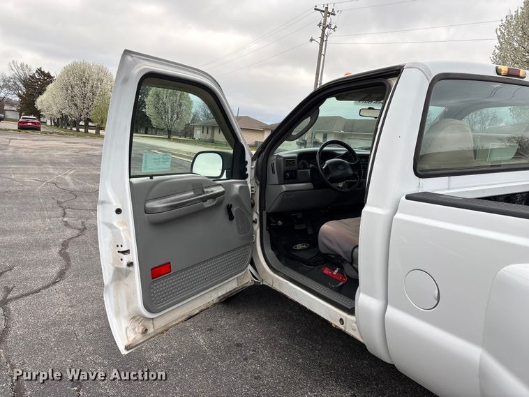 image for item FG0153 2004 Ford F350 Super Duty XL pickup truck