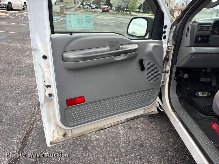 image for item FG0153 2004 Ford F350 Super Duty XL pickup truck