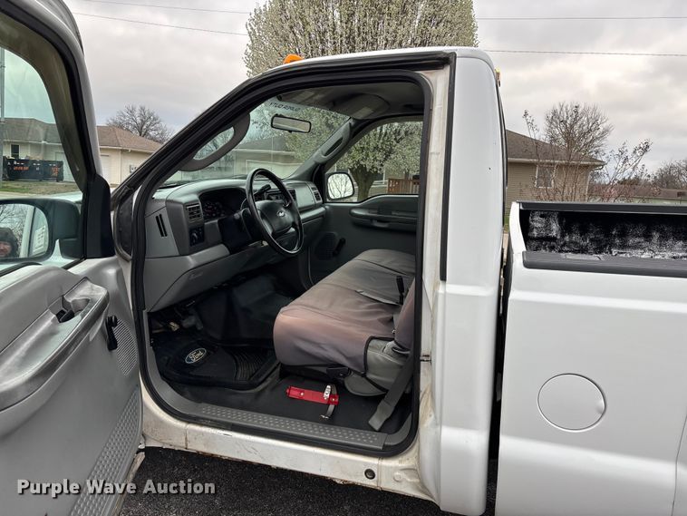 image for item FG0153 2004 Ford F350 Super Duty XL pickup truck