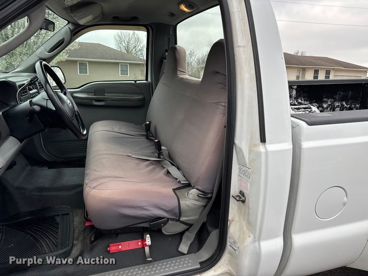 image for item FG0153 2004 Ford F350 Super Duty XL pickup truck