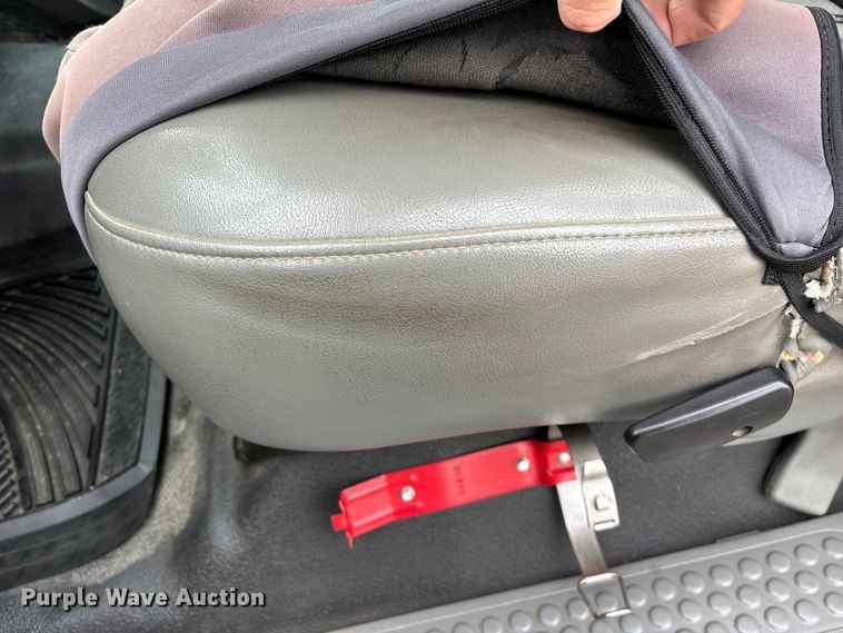 image for item FG0153 2004 Ford F350 Super Duty XL pickup truck