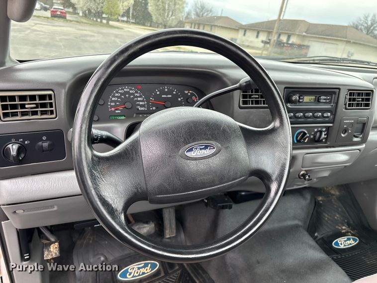 image for item FG0153 2004 Ford F350 Super Duty XL pickup truck