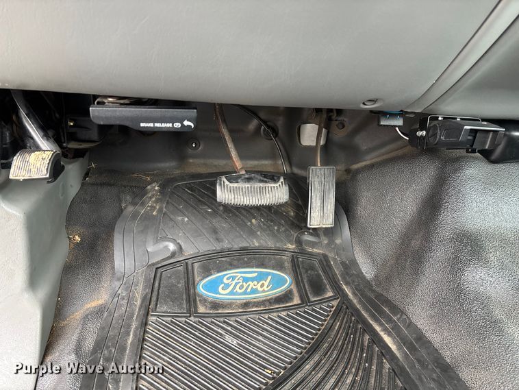 image for item FG0153 2004 Ford F350 Super Duty XL pickup truck