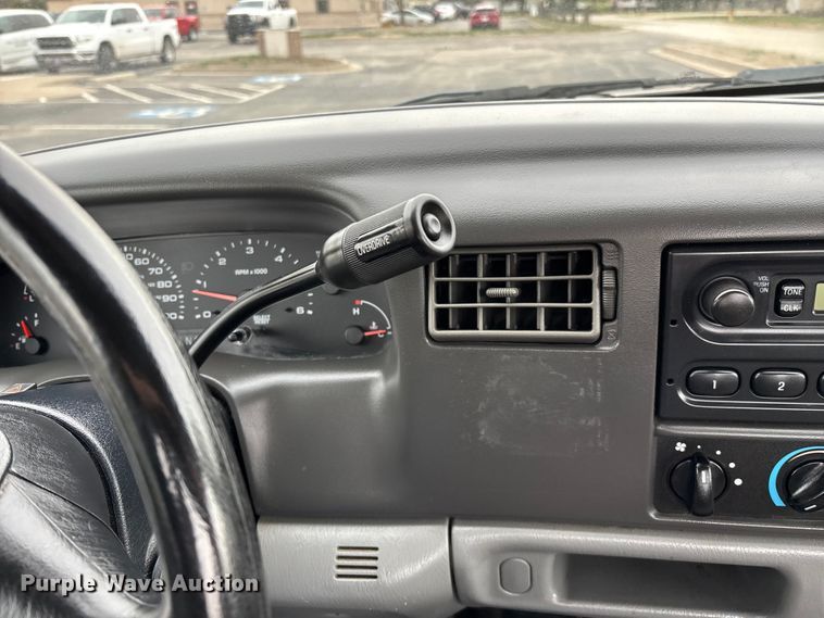 image for item FG0153 2004 Ford F350 Super Duty XL pickup truck