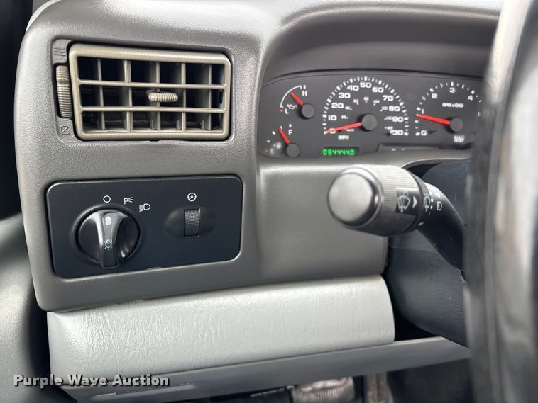 image for item FG0153 2004 Ford F350 Super Duty XL pickup truck