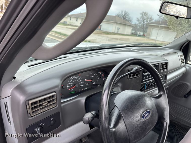 image for item FG0153 2004 Ford F350 Super Duty XL pickup truck