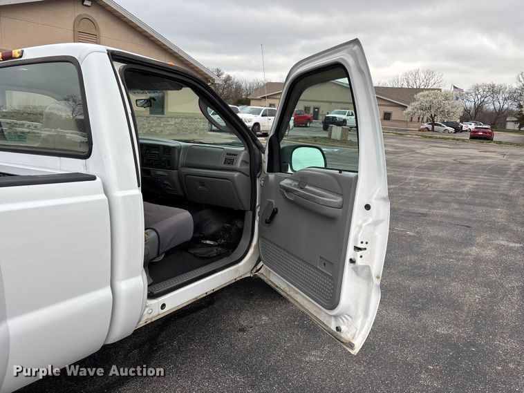 image for item FG0153 2004 Ford F350 Super Duty XL pickup truck