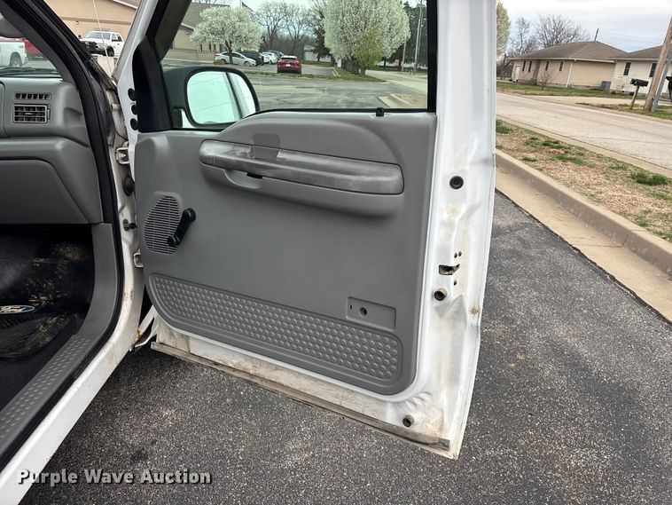 image for item FG0153 2004 Ford F350 Super Duty XL pickup truck