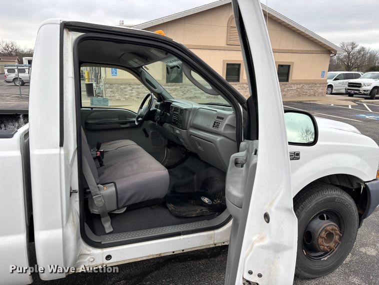 image for item FG0153 2004 Ford F350 Super Duty XL pickup truck