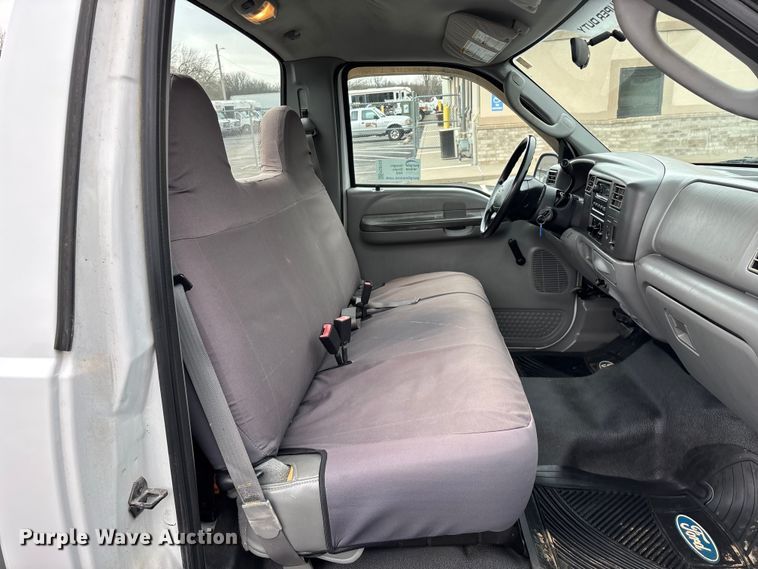 image for item FG0153 2004 Ford F350 Super Duty XL pickup truck