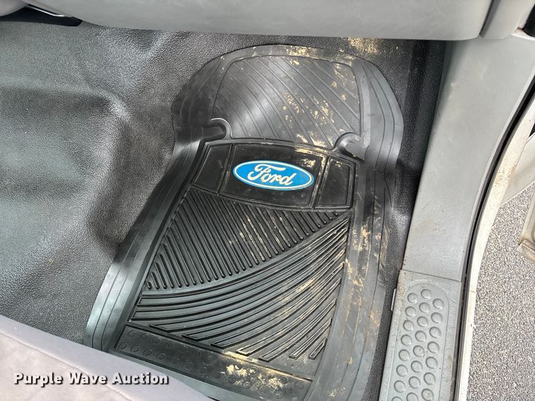 image for item FG0153 2004 Ford F350 Super Duty XL pickup truck