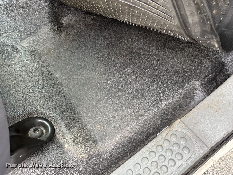 image for item FG0153 2004 Ford F350 Super Duty XL pickup truck