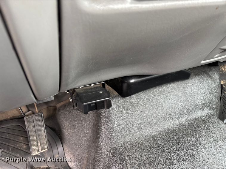 image for item FG0153 2004 Ford F350 Super Duty XL pickup truck