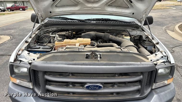 image for item FG0153 2004 Ford F350 Super Duty XL pickup truck