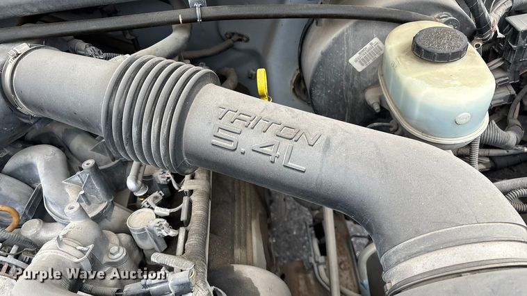 image for item FG0153 2004 Ford F350 Super Duty XL pickup truck