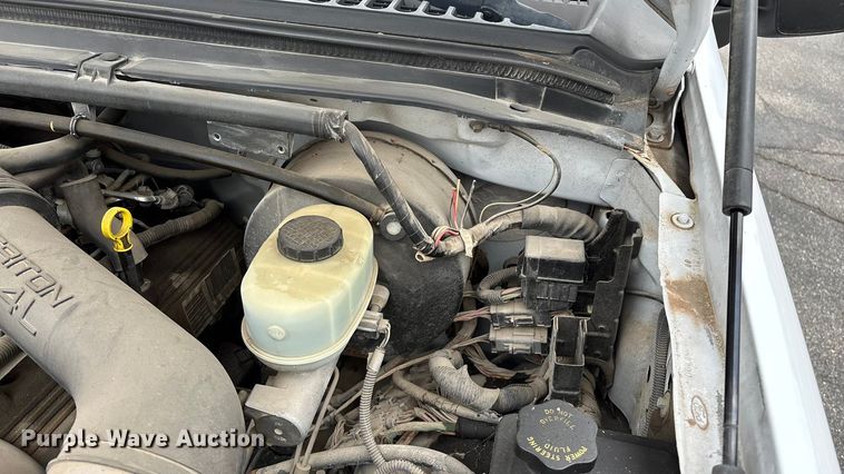 image for item FG0153 2004 Ford F350 Super Duty XL pickup truck