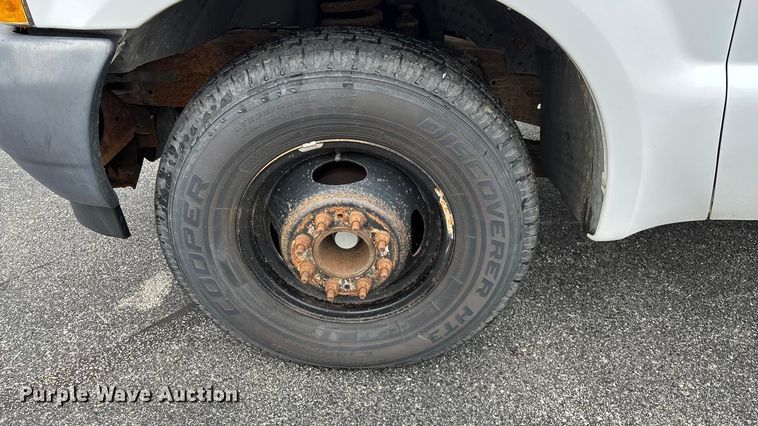 image for item FG0153 2004 Ford F350 Super Duty XL pickup truck