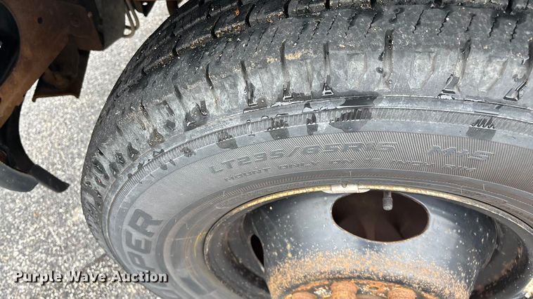 image for item FG0153 2004 Ford F350 Super Duty XL pickup truck