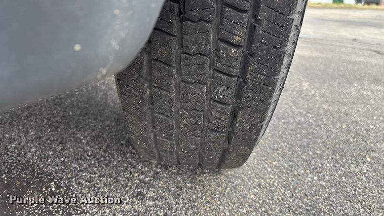 image for item FG0153 2004 Ford F350 Super Duty XL pickup truck