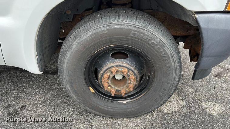 image for item FG0153 2004 Ford F350 Super Duty XL pickup truck