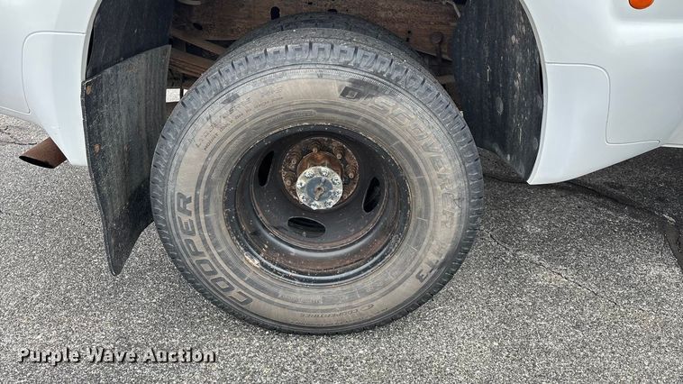 image for item FG0153 2004 Ford F350 Super Duty XL pickup truck