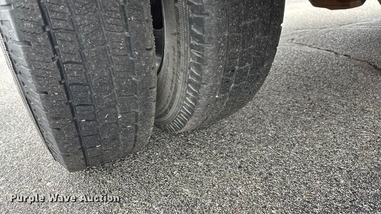 image for item FG0153 2004 Ford F350 Super Duty XL pickup truck