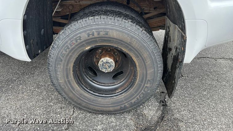 image for item FG0153 2004 Ford F350 Super Duty XL pickup truck