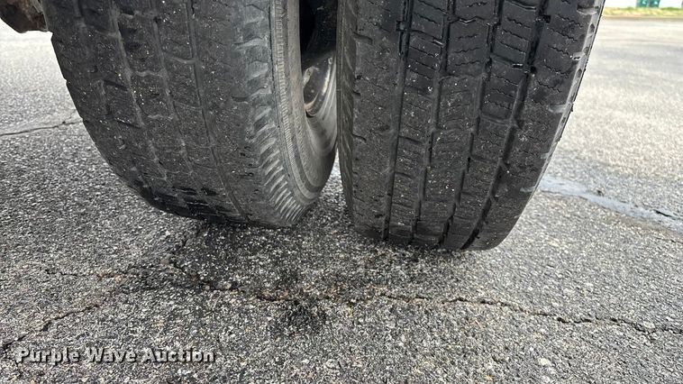 image for item FG0153 2004 Ford F350 Super Duty XL pickup truck