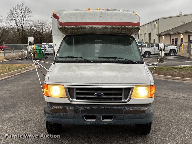 image for item FG0156 2006 Ford E350 Super Duty shuttle bus
