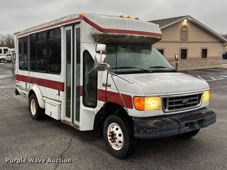 image for item FG0156 2006 Ford E350 Super Duty shuttle bus