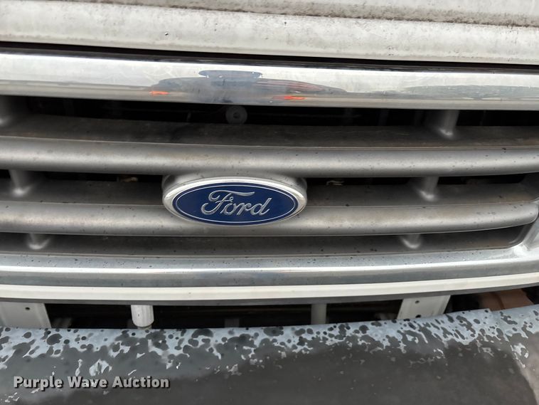 image for item FG0156 2006 Ford E350 Super Duty shuttle bus