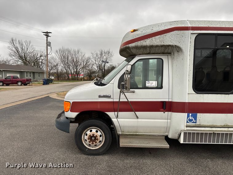 image for item FG0156 2006 Ford E350 Super Duty shuttle bus
