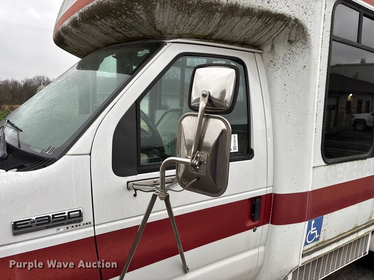 image for item FG0156 2006 Ford E350 Super Duty shuttle bus