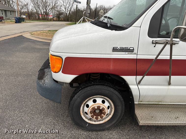 image for item FG0156 2006 Ford E350 Super Duty shuttle bus