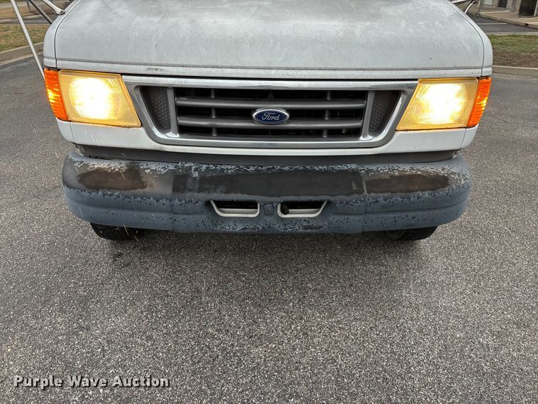 image for item FG0156 2006 Ford E350 Super Duty shuttle bus