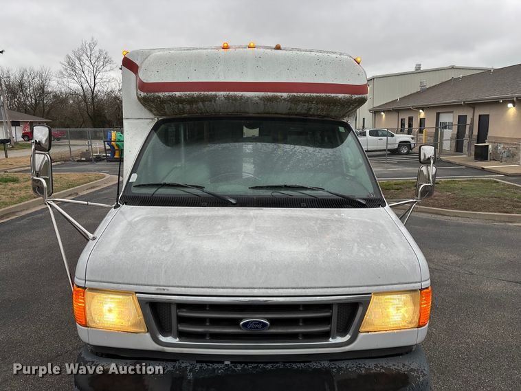 image for item FG0156 2006 Ford E350 Super Duty shuttle bus