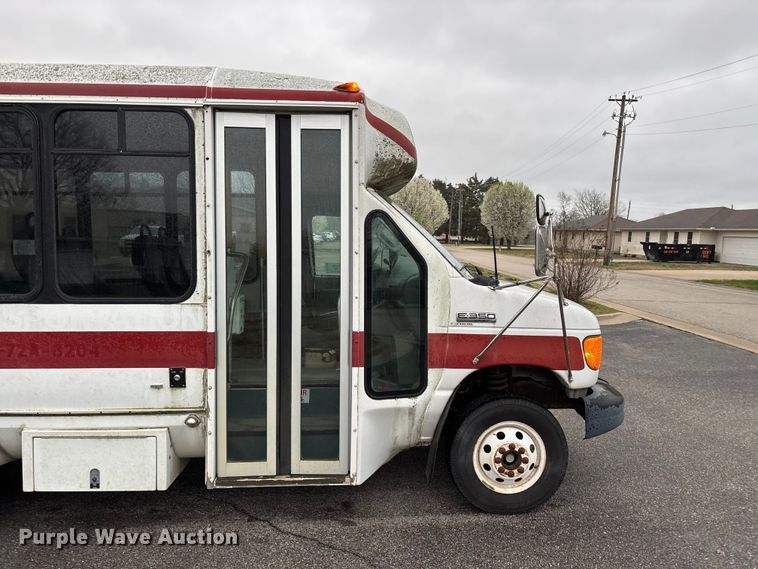 image for item FG0156 2006 Ford E350 Super Duty shuttle bus