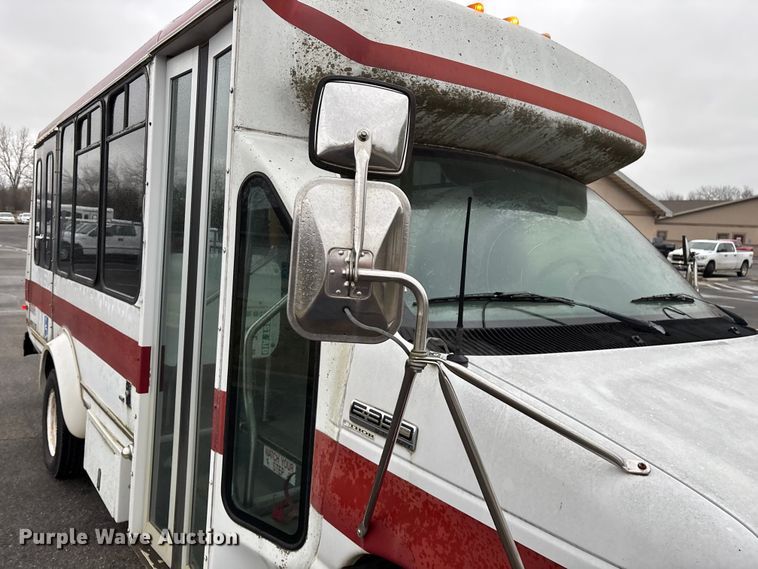 image for item FG0156 2006 Ford E350 Super Duty shuttle bus