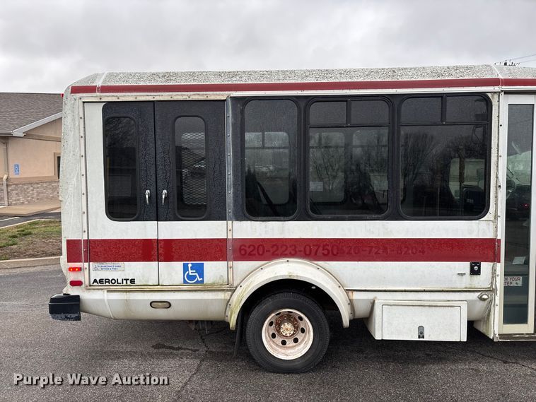 image for item FG0156 2006 Ford E350 Super Duty shuttle bus