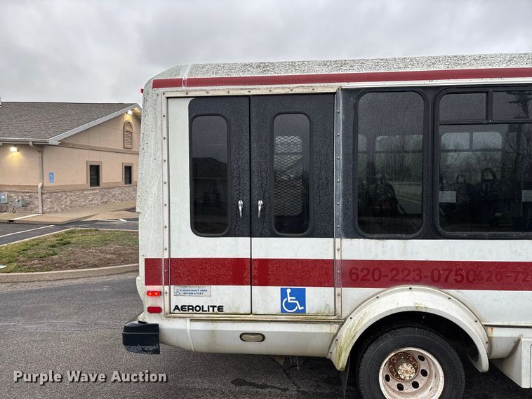 image for item FG0156 2006 Ford E350 Super Duty shuttle bus