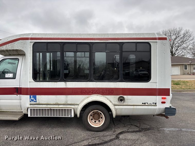 image for item FG0156 2006 Ford E350 Super Duty shuttle bus