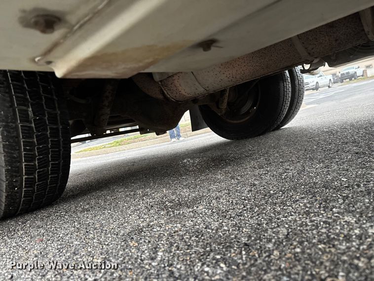 image for item FG0156 2006 Ford E350 Super Duty shuttle bus