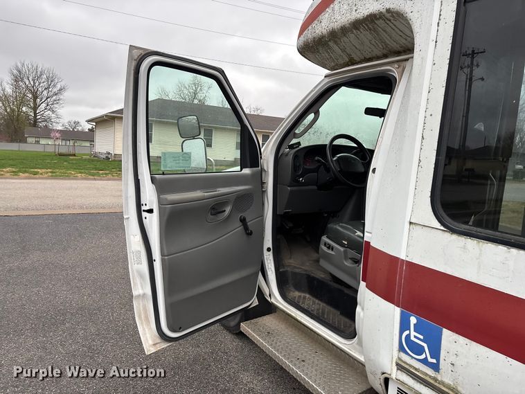 image for item FG0156 2006 Ford E350 Super Duty shuttle bus