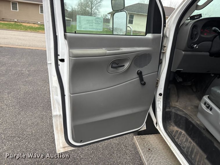 image for item FG0156 2006 Ford E350 Super Duty shuttle bus