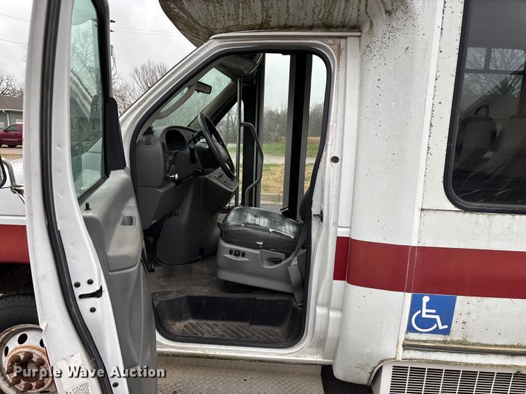 image for item FG0156 2006 Ford E350 Super Duty shuttle bus
