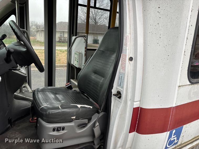 image for item FG0156 2006 Ford E350 Super Duty shuttle bus