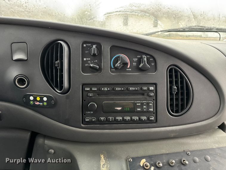image for item FG0156 2006 Ford E350 Super Duty shuttle bus
