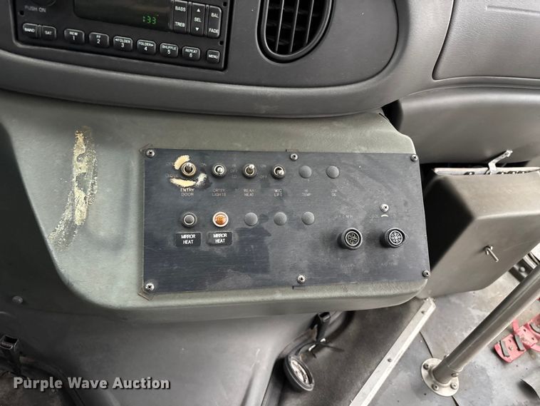 image for item FG0156 2006 Ford E350 Super Duty shuttle bus