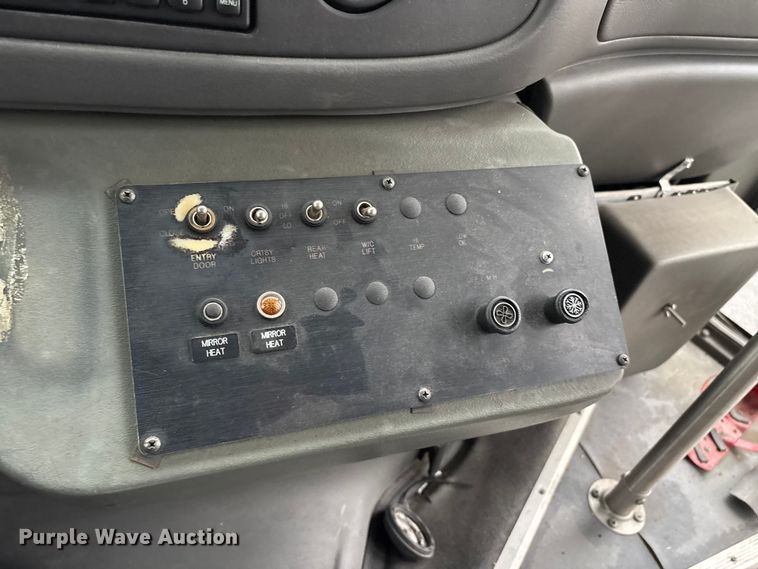 image for item FG0156 2006 Ford E350 Super Duty shuttle bus