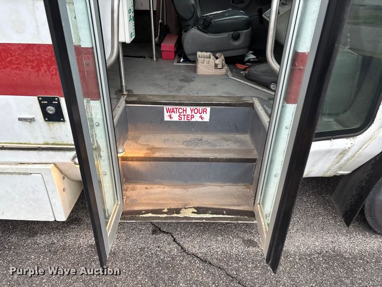 image for item FG0156 2006 Ford E350 Super Duty shuttle bus